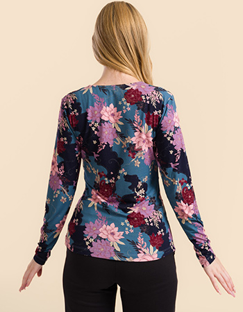Model draagt Lalamour longsleeve van EcoVero met bloemenprint