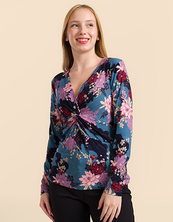 Model draagt Lalamour longsleeve van EcoVero met bloemenprint