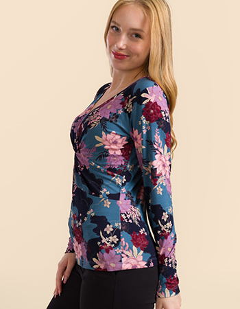 Model draagt Lalamour longsleeve van EcoVero met bloemenprint