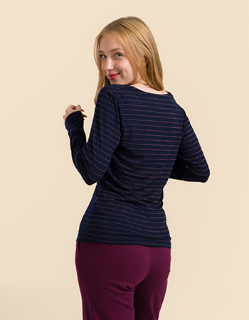 Model met duurzame Lalamour longsleeve Angela van EcoVero, vegan mode