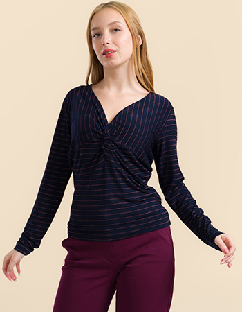 Model draagt Lalamour longsleeve Angela blauw met lurex strepen