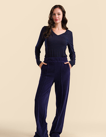 Model draagt Lalamour Hailey ribvelours broek navy blauw met rechte pijpen – bio