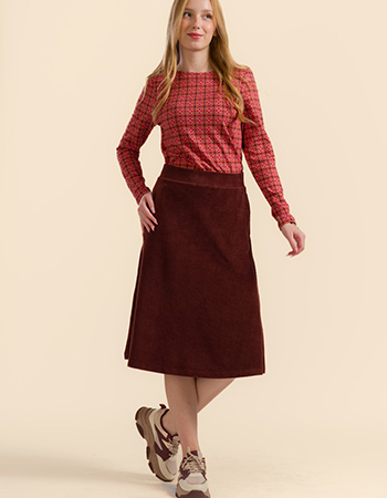 Model draagt Lalamour Holly ribvelours rok in chocoladebruin – biologisch katoen