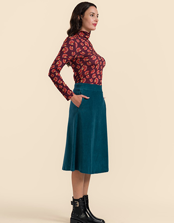 Model draagt Lalamour Holly midi-rok in petrolkleurig ribvelours – biologisch ka