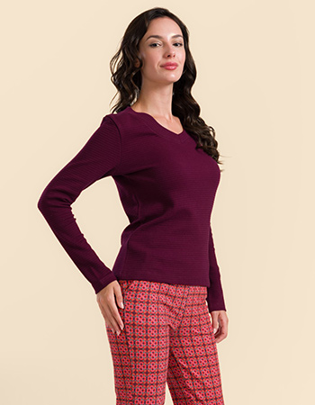 ordeauxrode Lalamour Kelly top met V-hals en subtiel borduursel op de schouder, 