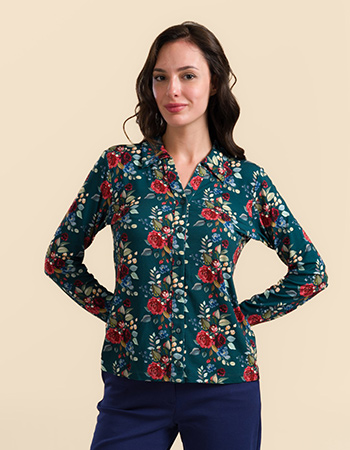 Model draagt Lalamour Anna blouse groen met rode bloemen – EcoVero