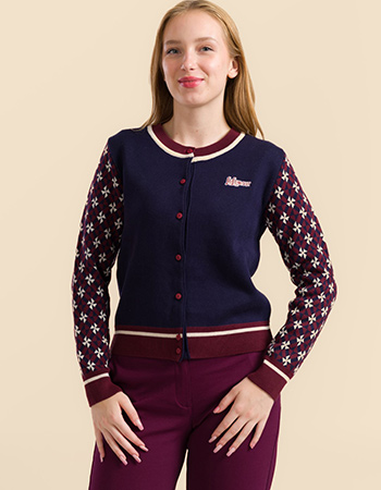 Model draagt Lalamour Poppy cardigan blauw met gebreide mouwen en bloemenborduur