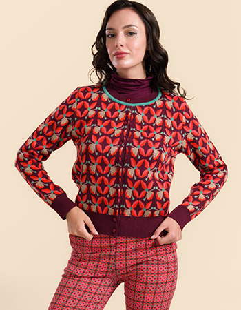 Model draagt Lalamour Port Tiles cardigan plum met retro patroon – biologisch ka