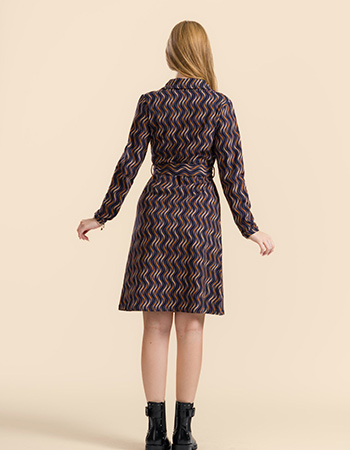 Lalamour Monique jurk met ceintuur en retro dessin in bruintinten, duurzame mode