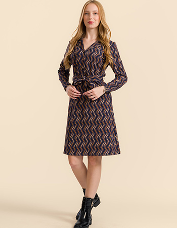 Model draagt Lalamour Monique jurk bruin met Taffy patroon – biologisch katoen