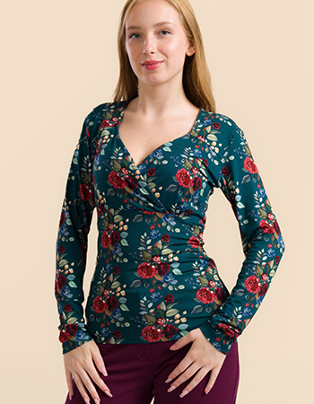 Model draagt Lalamour Monroe longsleeve groen met Autumn Bouquet bloemenprint – 