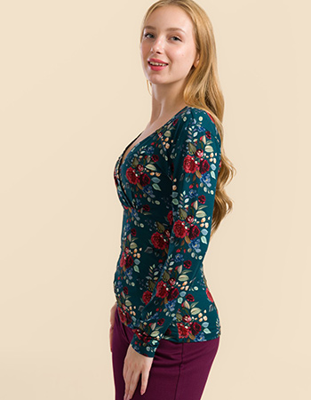 Groene Lalamour Monroe top met overslag en rode bloemen, duurzame mode