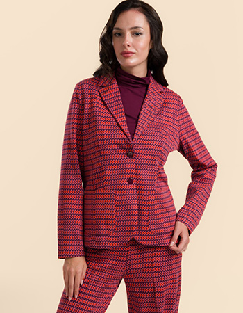 Model draagt Lalamour Nova blazer jacquard in plum en oranje – biologisch katoen