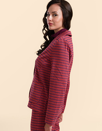 Model draagt Lalamour Nova blazer jacquard in plum en oranje – biologisch katoen