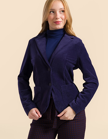 Model draagt Lalamour Nova blazer rib navy met twee knopen en opgestikte zakken 