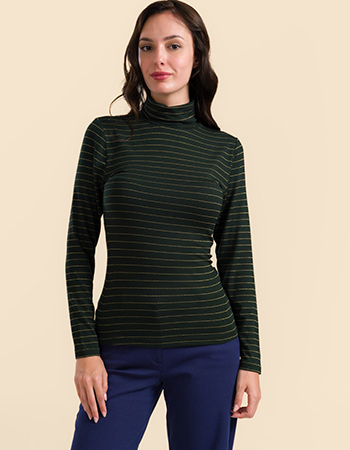 Model draagt Lalamour Ruby top groen met gouden lurex strepen en col – duurzame 