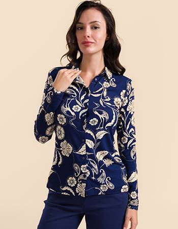 Model draagt Lalamour Sill blouse blauw met Bird of Paisleys print – EcoVero