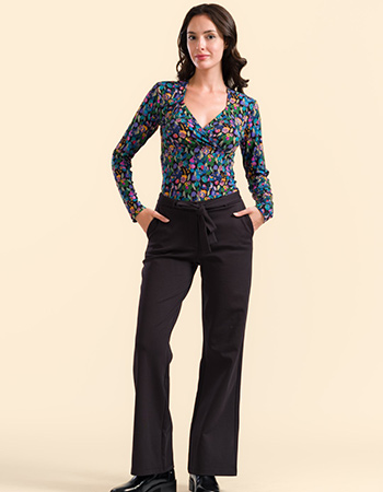 Model draagt Lalamour Sue pantalon zwart met strikceintuur – biologisch katoen e