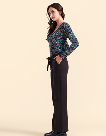 Zwarte Lalamour Sue broek met licht uitlopende pijpen en ceintuur, duurzame mode