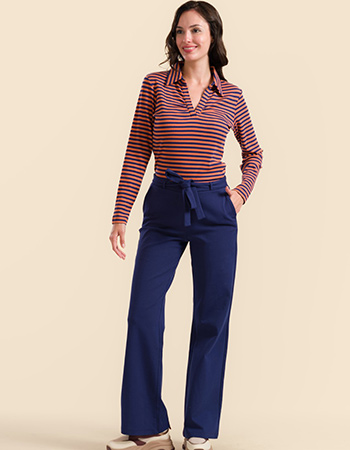 Model draagt Lalamour Sue pantalon blauw met strikceintuur – biologisch katoen e