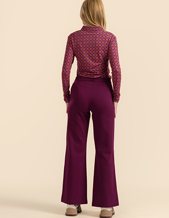 Bordeauxrode Lalamour Sue broek met wijde pijpen en ceintuur, duurzame mode