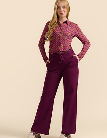 Bordeauxrode Lalamour Sue broek met wijde pijpen en ceintuur, duurzame mode