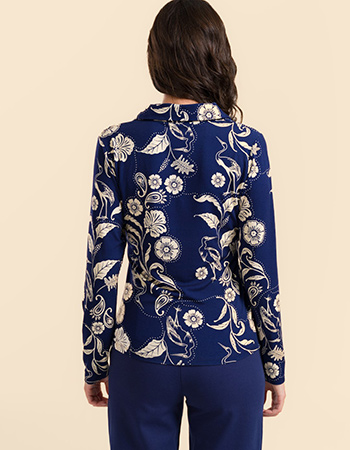 Model draagt Lalamour Suzy longsleeve blauw met Bird of Paisleys dessin – EcoVer