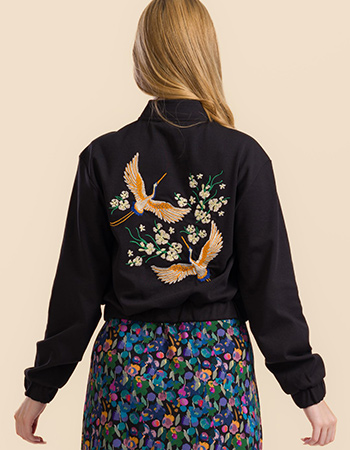 Lalamour bomberjack Billie zwart met geborduurde kraanvogels en bloemen op de ru