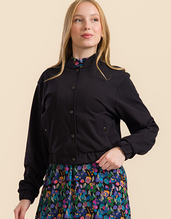 Zwart bomberjack Billie van Lalamour met kraanvogel en bloesem design