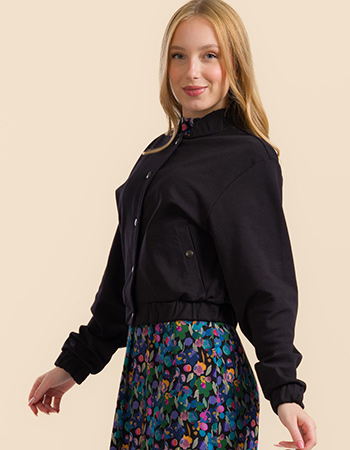 Model draagt zwarte Lalamour Billie bomberjack met sierlijk borduursel – duurzam