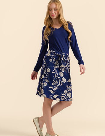 Model draagt Lalamour Demi rok blauw met Bird of Paisleys bloemenprint – duurzam