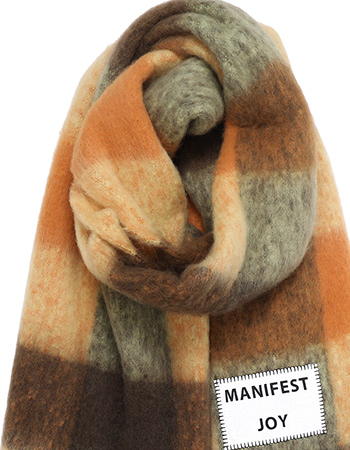 Shawl Gerecycled Manifest Joy Brown detail