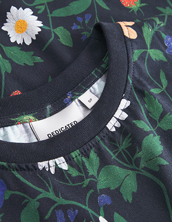 T‑shirt Visby Strawberry Field Black detail