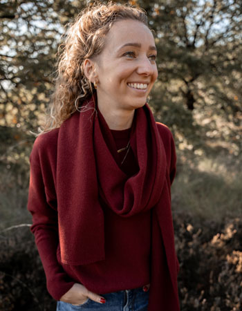 Zachte wollen trui met vrouwelijke halslijn en subtiele details. Duurzaam en com