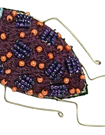 Handgemaakte Broche Kever Bordeaux detail