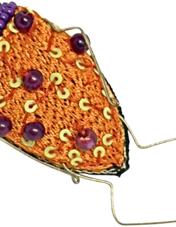 Handgemaakte Broche Scarabee Perzik detail