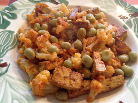 Bloemkool met tofu en tuinboontjes