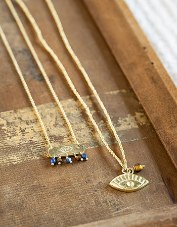 De kettingen van A Beautiful Story zijn handgemaakt en vol betekenis. Elk sieraa