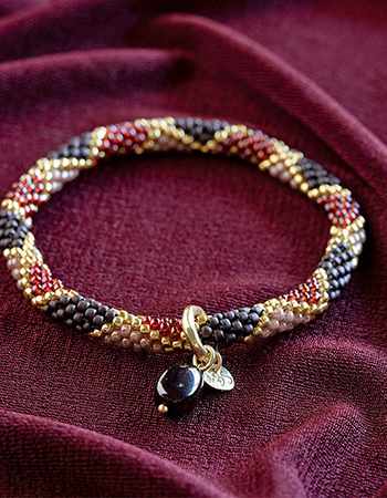 Handgemaakte sieraden van A Beautiful Story, vol symboliek en betekenis. Elk arm