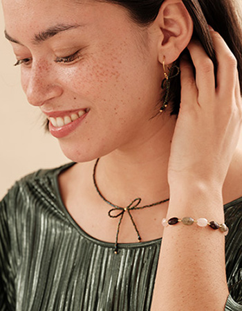 Handgemaakte sieraden van A Beautiful Story, vol symboliek en betekenis. Elk arm