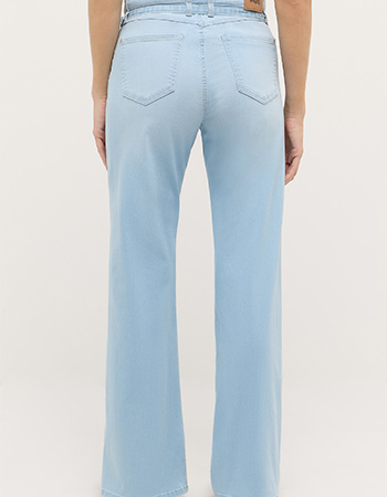 vrouwlijke jeans met een goede pasvorm wijde pijp