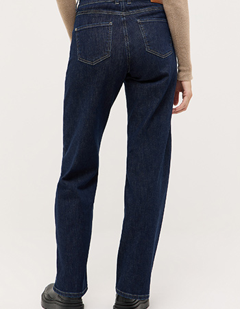 tijdloze donkerblauwe jeans