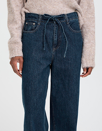 Tijdloos, vrouwelijk en verantwoord. Deze B.Young jeans met wijde pijp is een du