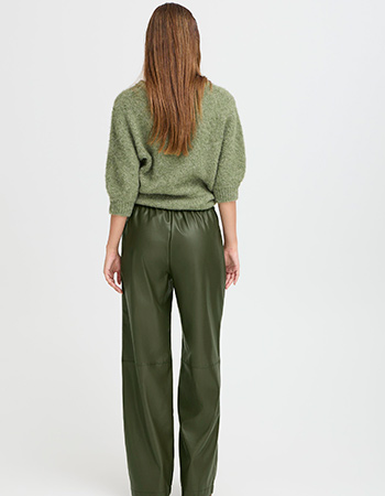 Elegantie en duurzaamheid in één. Deze vegan broek van B.Young is een bewuste ke