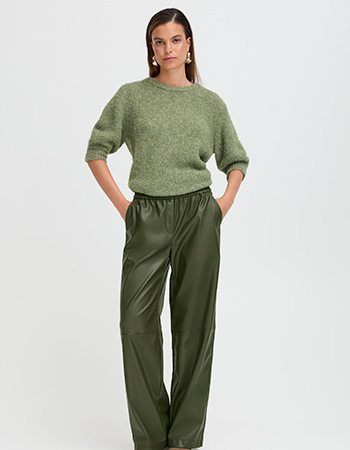 Draag wat goed voelt. De vegan pantalon van B.Young is gemaakt van reststoffen –