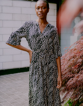 Lange zomerjurk met V-hals en korte mouwen