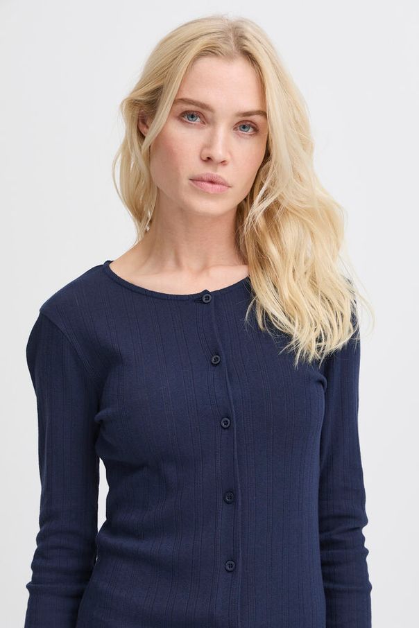 Subtiel doorschijnend en zacht van structuur – deze duurzame cardigan van B.Youn