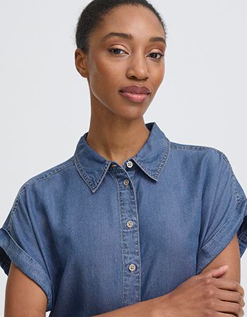 Zomerse jurk met splitjes aan de zijkant.