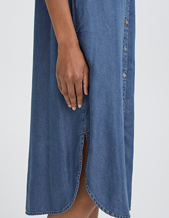 Tijdloze denim jurk voor een bewuste garderobe.