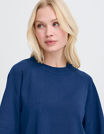 wijde trui donkerblauw bij duurzame webshop watMooi 